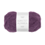 Garnnøste av typen Børstet Alpakka fra Sandnes garn i fargen Bjørnebærsaft