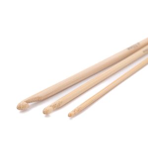 Nærbilde av tre heklenåler i bambus