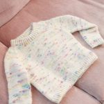 Debutant sweater Junior i Poppy, Strikkepakke