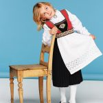 Hardangerbunad til jente med brystduk og forkle (Tema 48 Nr. 2), Strikkepakke