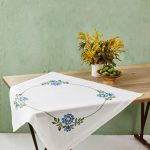 Blomsterduk med korssting, påtegnet tekstil til broderi