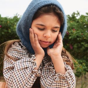 2506 Nr. 3b - Hugsy Hood Junior i Kos, Strikkepakke