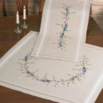 Påtegnet linduk med garn, Krans, 80 x 80 cm