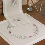 Påtegnet linduk med garn, Krans, 80 x 80 cm