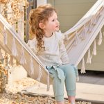 Genser med rysjer, hvit med øyenstikkere