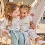 Genser med rysjer, hvit med øyenstikkere - Bilde 3