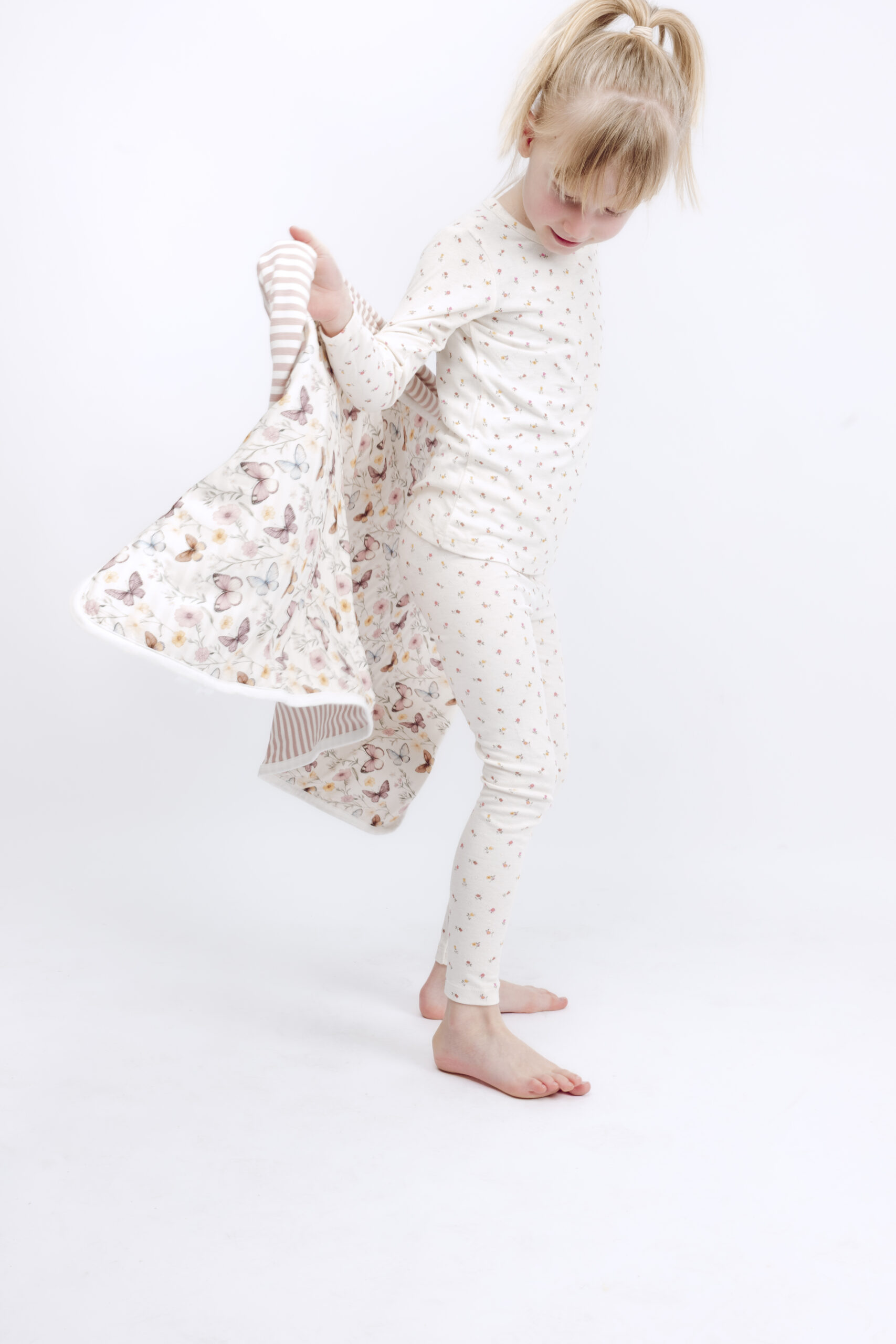 HCAustin - 44454 - 3270 - HCLudo - 44455 - 3270 - HCFubi - 38421 - 3366 - 3 Langermet trøye i bambus m/blomster, Naturhvit - Bilde 1