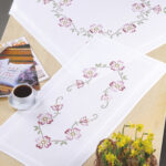 Broderipakke - Duk 80x80 cm, rosa blomster, korssting